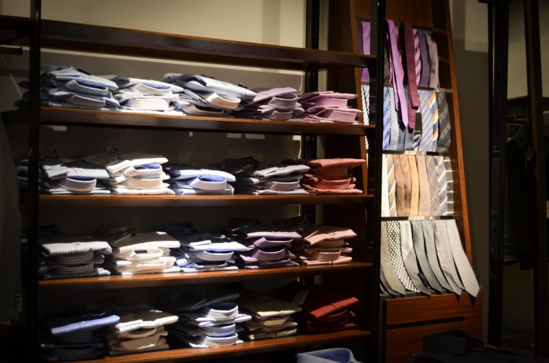 ecommerce-ENTRAUNES-min_shirts_exhibition_shop_shopping_shelf_buy_business_clothing-940715